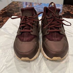 Woman’s huaraches nike  , 7.5 , mahogany